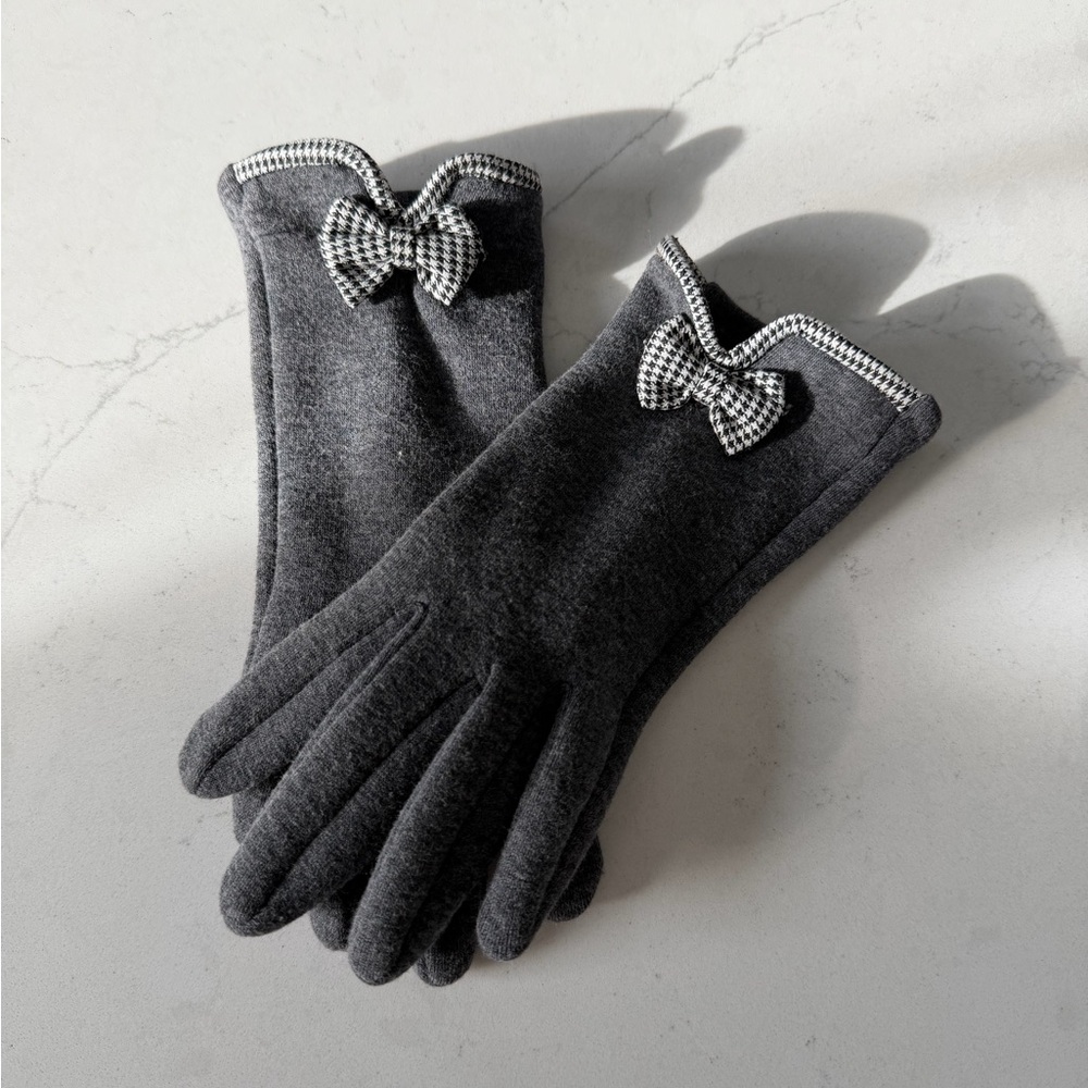 Elegant Gray Bow Gloves